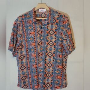 Vibrant Men's Geometric Casual Button Up Shirt. Size L